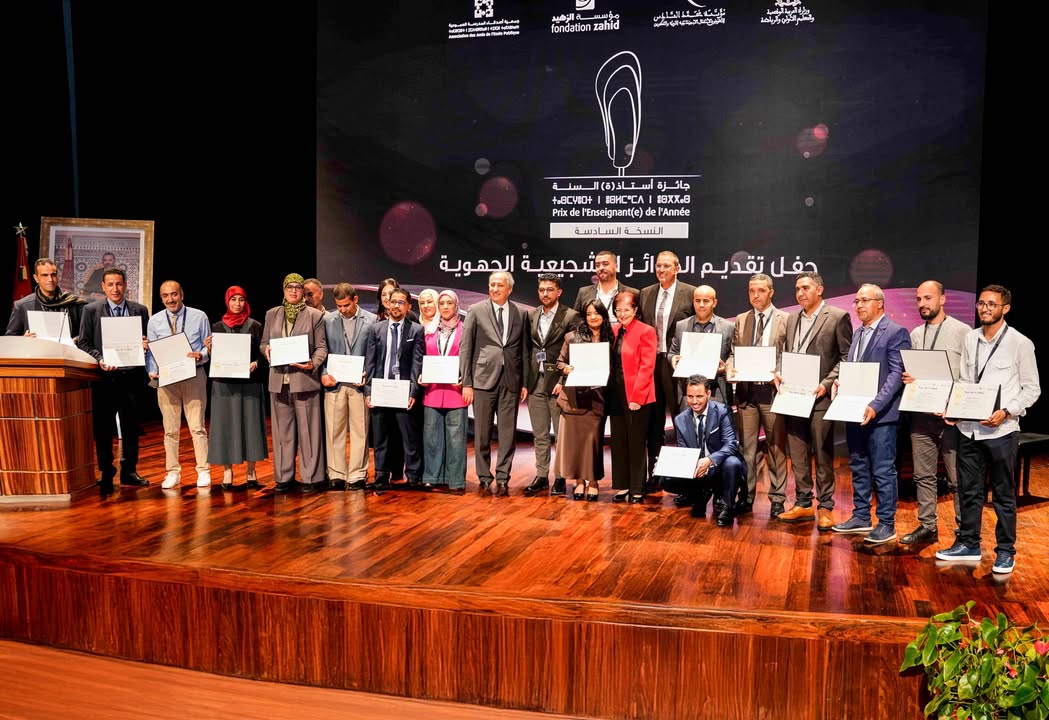 عودة-بالصور-إلى-أبرز-لحظات-التتويج-بجائزة-أستاذ(ة)-السنة-في-نسختها-الجهوية-السادسة،-التي-جمعت-19…
